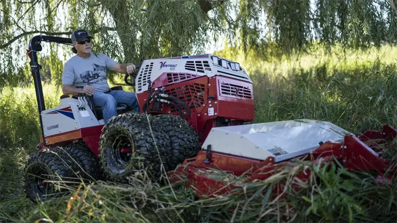 The Tough Cut’s FlexFrame deck adapts to uneven terrain, maintaining close contact while knocking down dense brush and tall weeds.