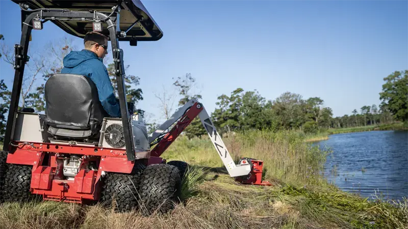The MA900's front-mounted design provides operators with optimal visibility and control, ensuring precise mowing along edges and around obstacles, crucial for maintaining the pristine condition of golf course greens.