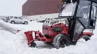 SE530 V-Blade The SE530 V-Blade in scoop mode directs snow forward instead of outward, giving operators precise control when clearing walkways leading to parking spaces and other accessible areas.
