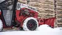 SE530 V-Blade With its versatile blade configurations, the SE530 V-Blade excels at back dragging snow from loading docks, storefronts, and overhangs, ensuring clean access right up to the building.