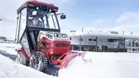SE530 V-Blade The SE530 V-Blade in straight blade mode efficiently clears smaller parking lots and adjacent sidewalks, providing smooth, even paths for vehicles and pedestrians with each pass.
