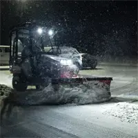 SE530 V-Blade The Ventrac SE530 V-Blade, paired with the winter cab, allows operators to clear snow in low-light conditions before business hours, keeping entrances and walkways ready while staying out of the elements.