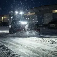 SE530 V-Blade Equipped with the Ventrac winter cab, the SE530 V-Blade allows operators to clear snow in low-light conditions, ensuring visibility and safety.