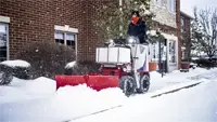 NV360 V-Blade With the NV360 V-Blade angled to the side, the SSV efficiently pushes snow off business walkways, keeping entrances clear for customers while directing snow safely away from storefronts and landscaping.